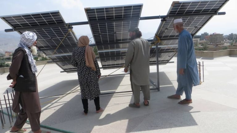 Installation der PV-Anlage auf dem Dach des NAZO-Zentrums in Kabul
